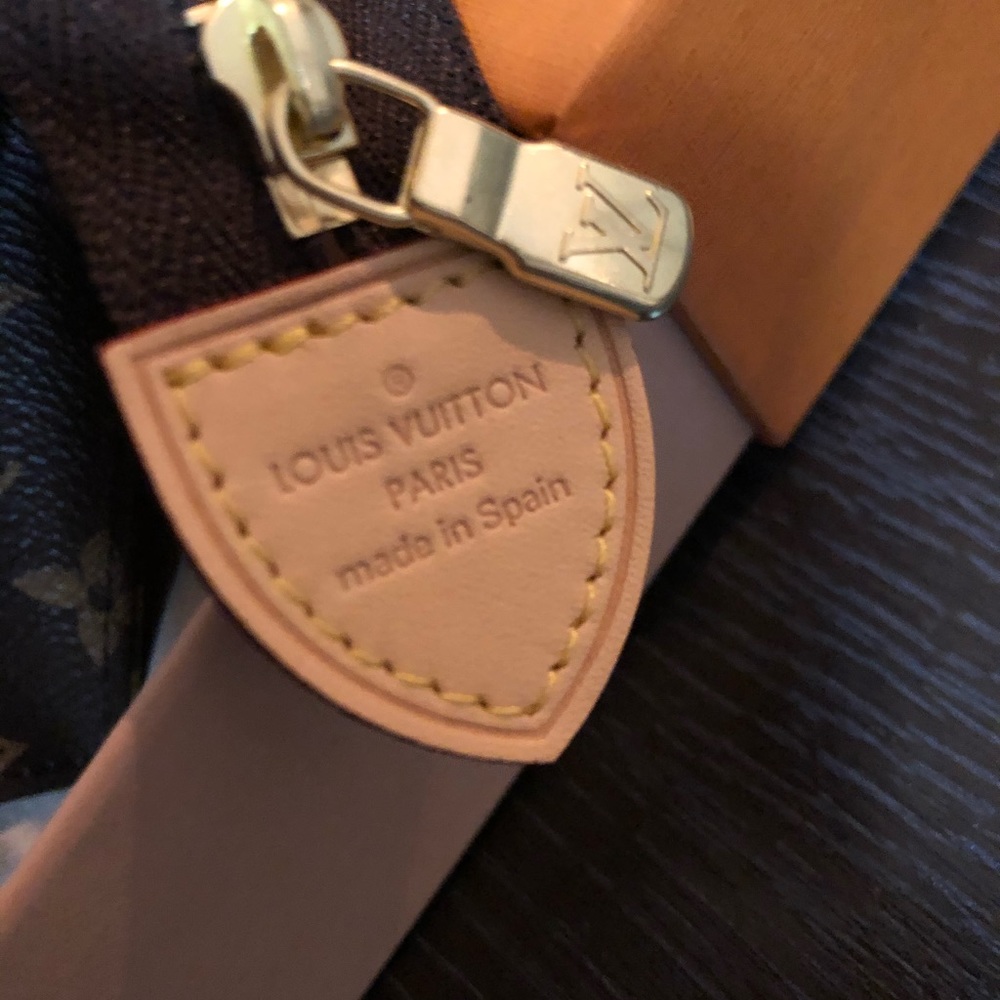 SOLD Authentic new Louis Vuitton Toiletry Pouch 15 - Picture 2 of 4